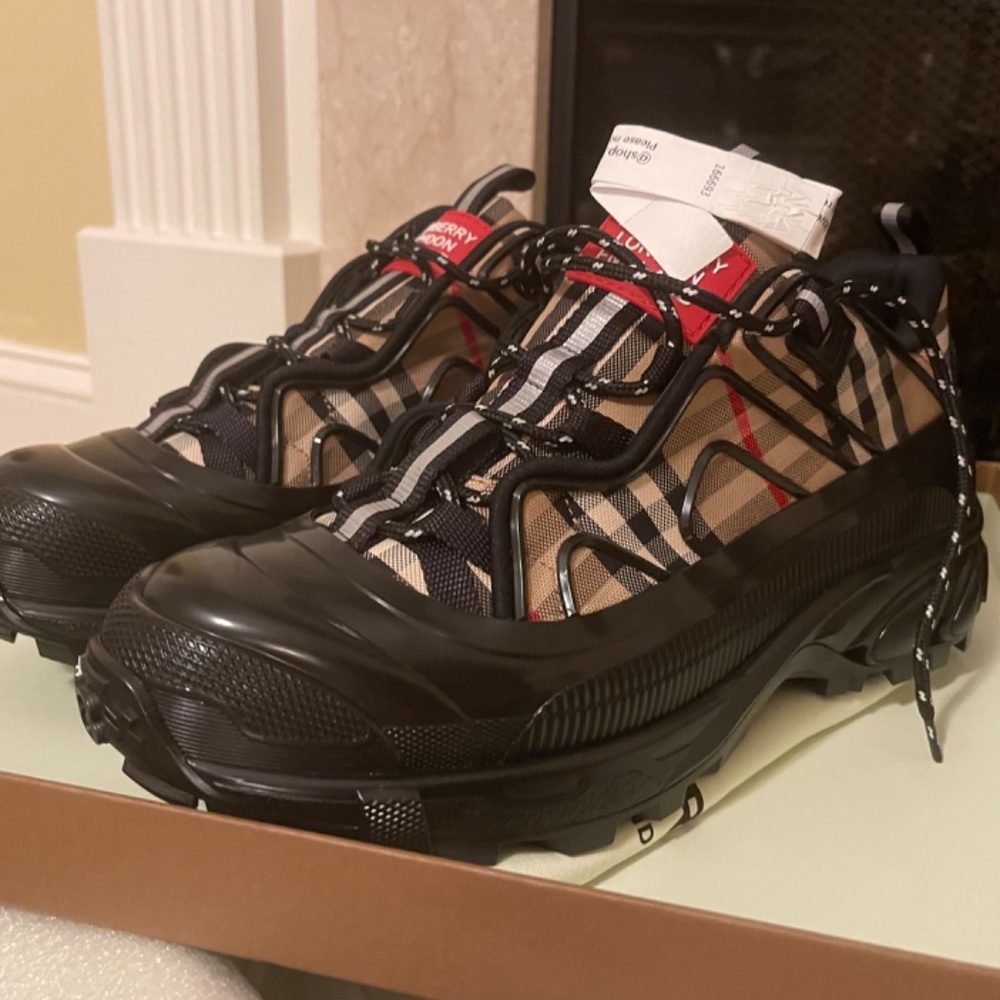 Men’s Burberry sneakers - Picture 3 of 11